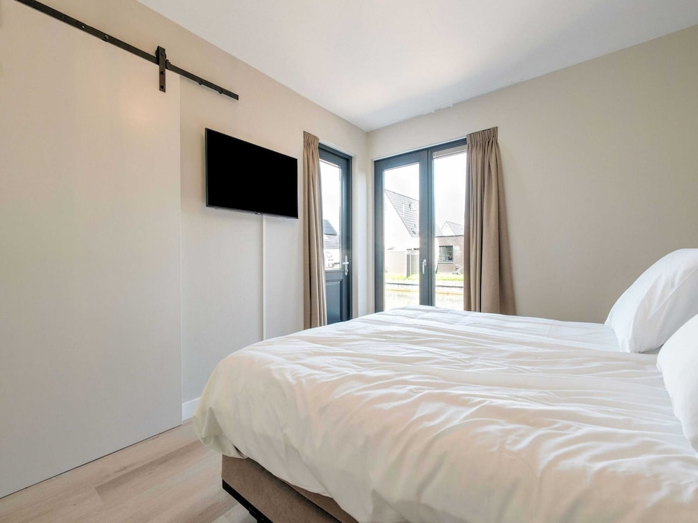 Holiday Home in Stavoren With Jetty view 3