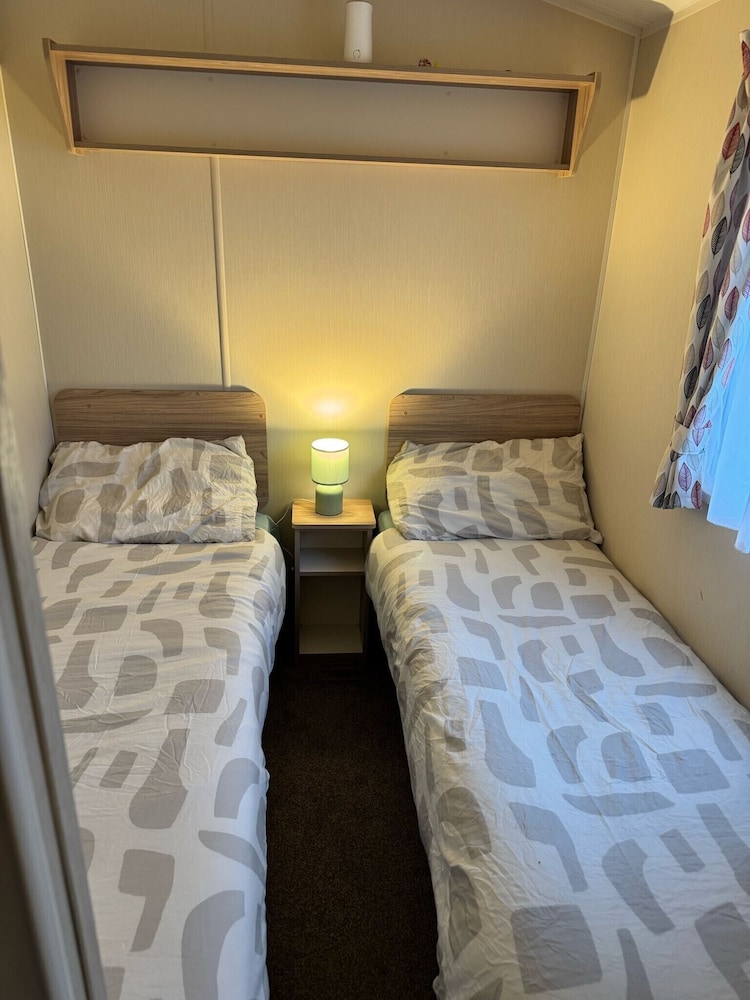 3 Bed Caravan - Sleeps 6 - Pets - 5 min to Beach
