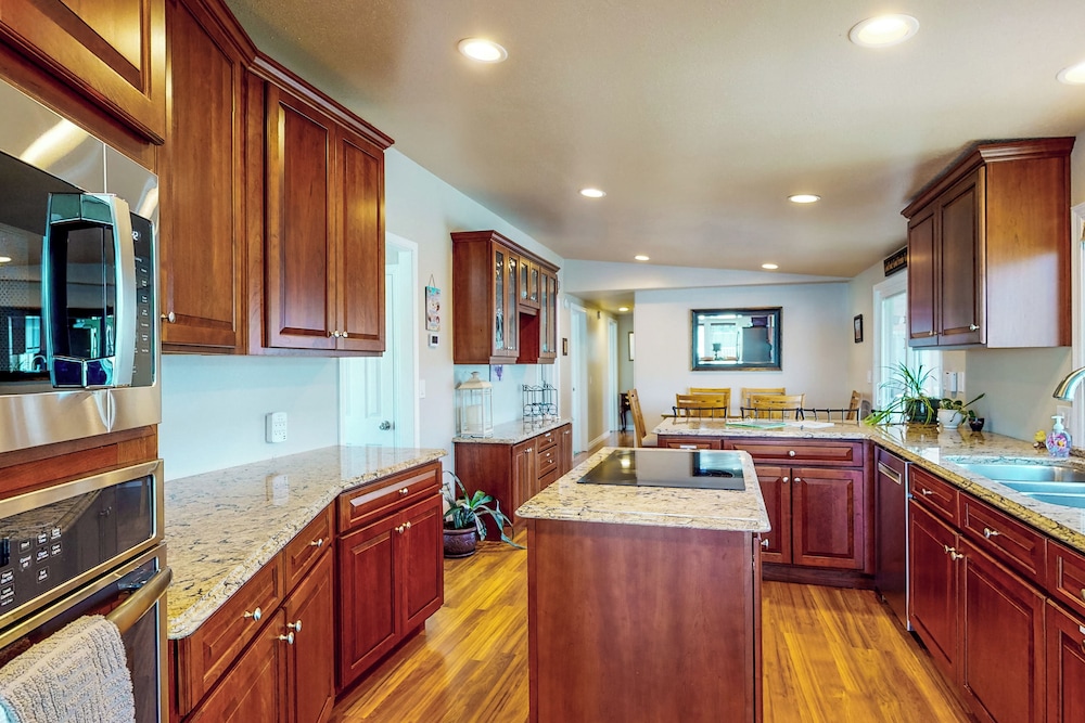 Paradise Point: Lakefront Escape w/ Views
