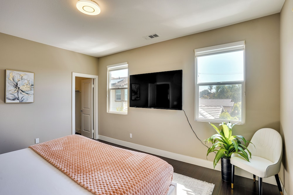 3 Mi to Disneyland: Home w/ Hot Tub + Game Room