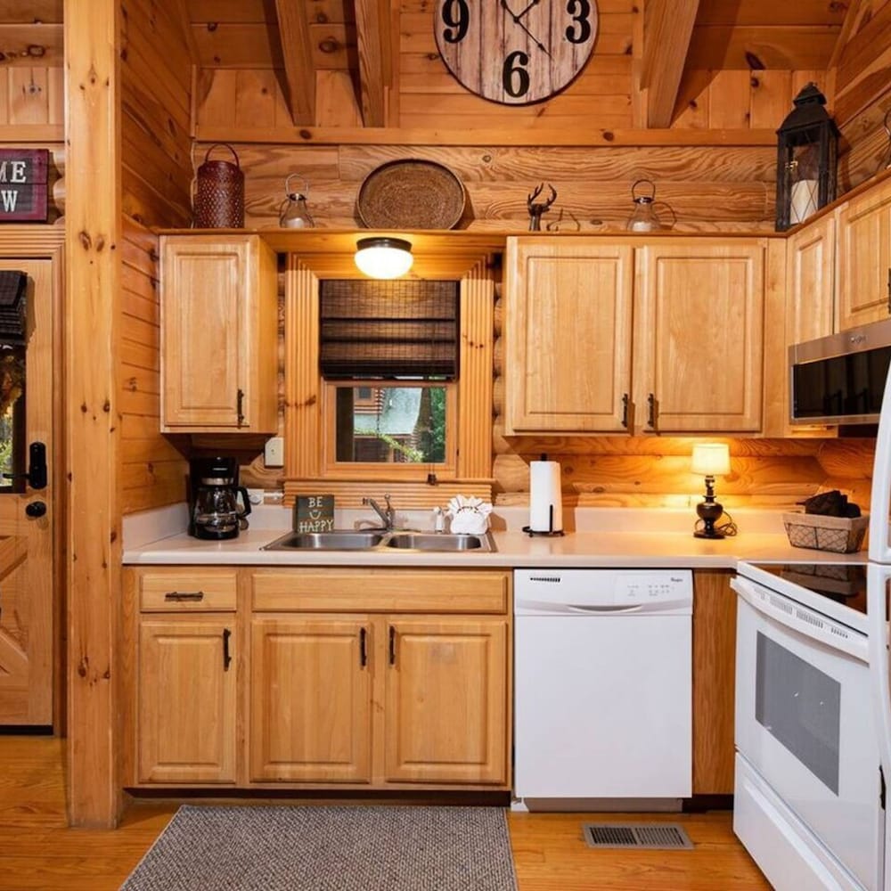 Cozy Upscale Cabin w Fireplace Hot Tub