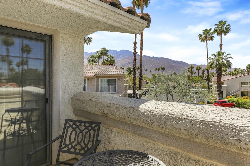 Stylish Condo With Panoramic View Community Pool