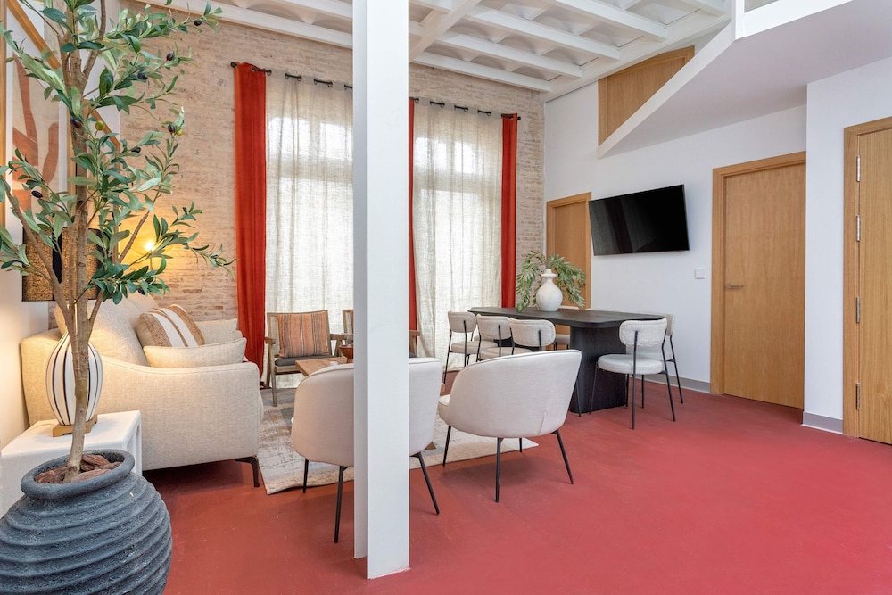 Cozy 3BD Duplex With Private Pool in Seville Center Gran Poder III