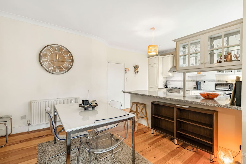 Elegant 1BR Apartment in Kensington With Balcony