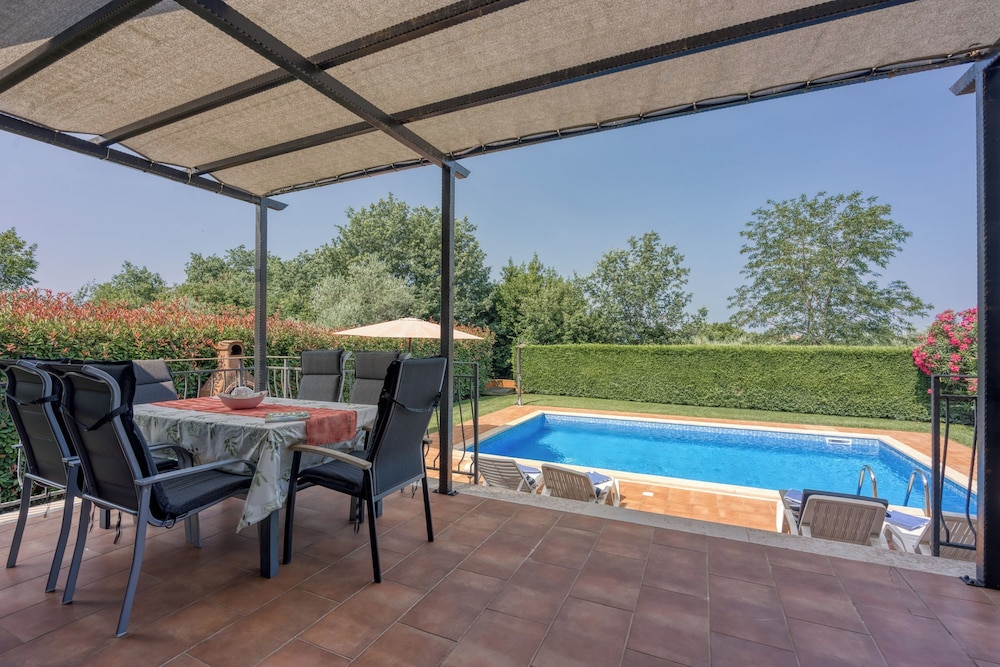 Villa Kristina With Pool