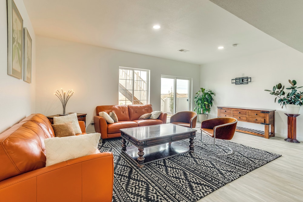 4 Mi to Gaylord Rockies: Modern Aurora Apartment