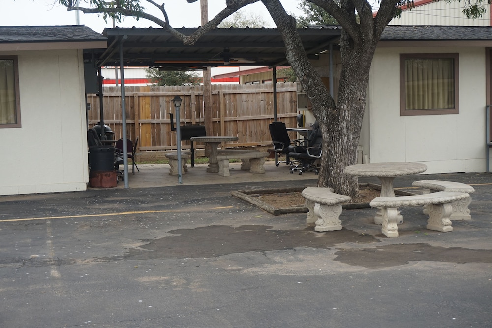 Pearsall Executive Inn
