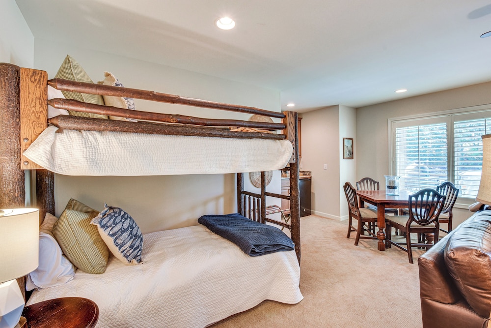 Lakefront Fun Near Clemson! Retreat w/ Pool Access