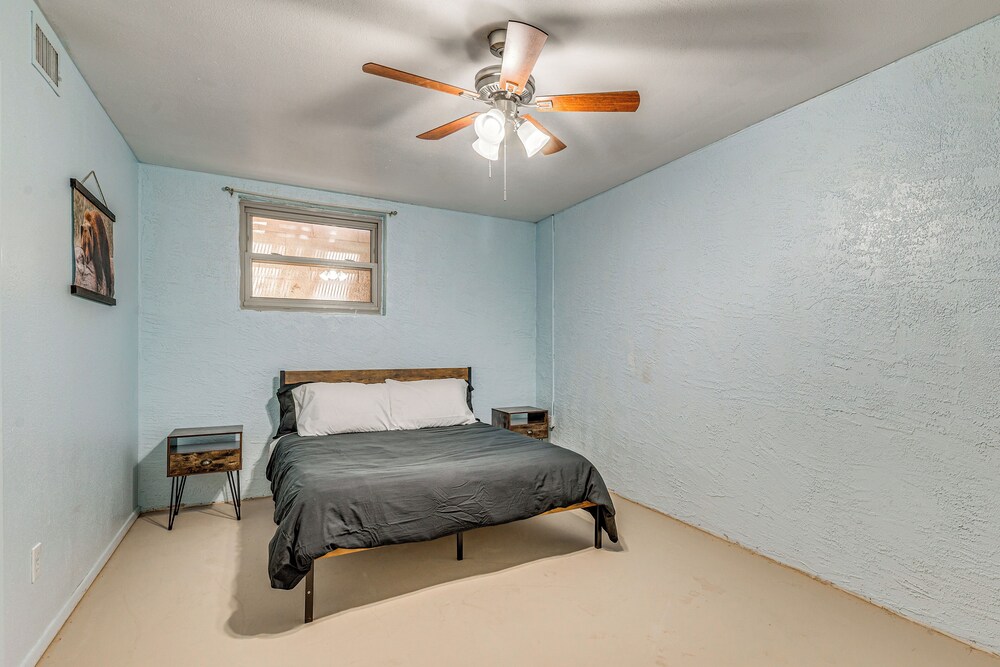 4 Mi to Museums: Roswell Getaway w/ Game Room!