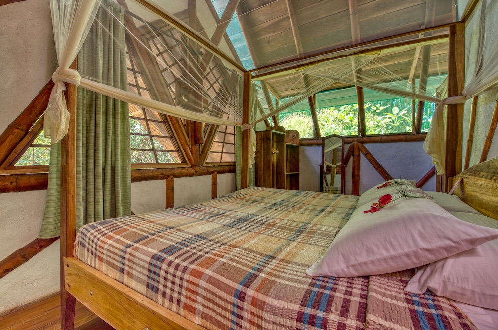 Tree House Beachfront Lodge