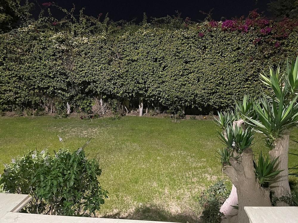 Beverly hills villa with garden