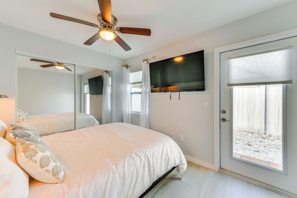 6 Mi to Dtwn: Sarasota Apt w/ Patio & Fire Pit