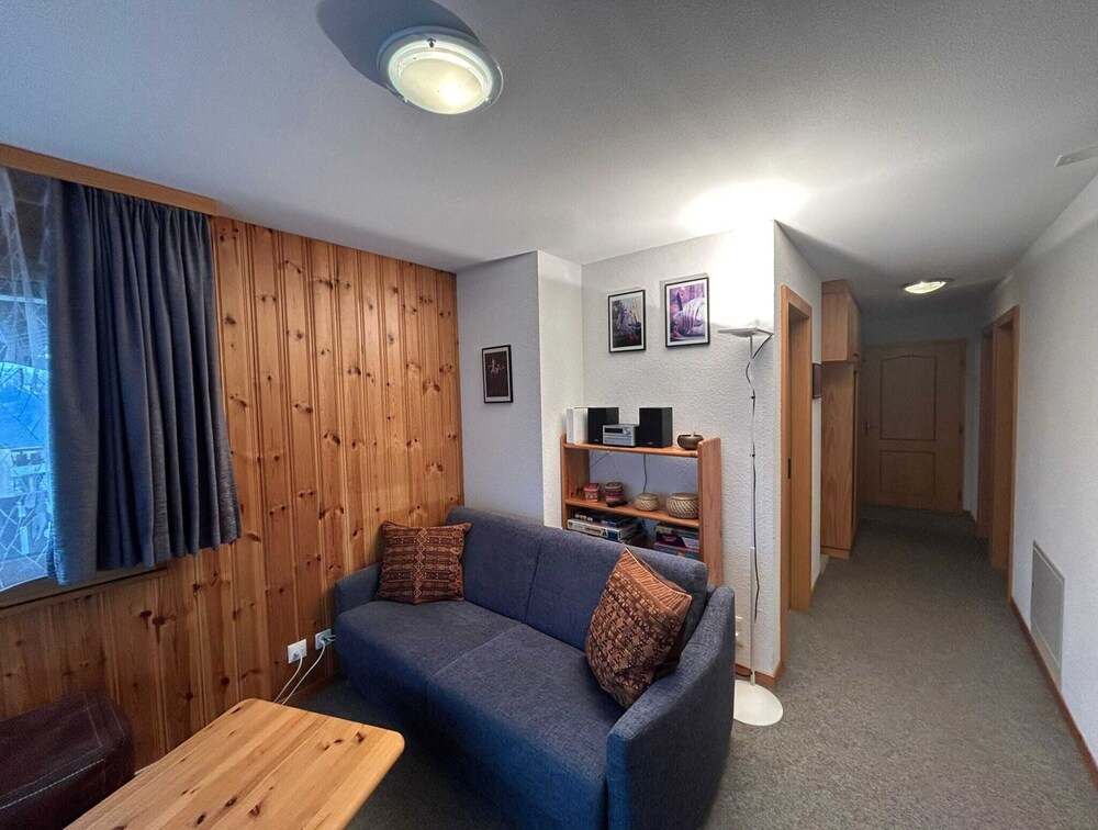 Gracious Apartment With Patio in Hills