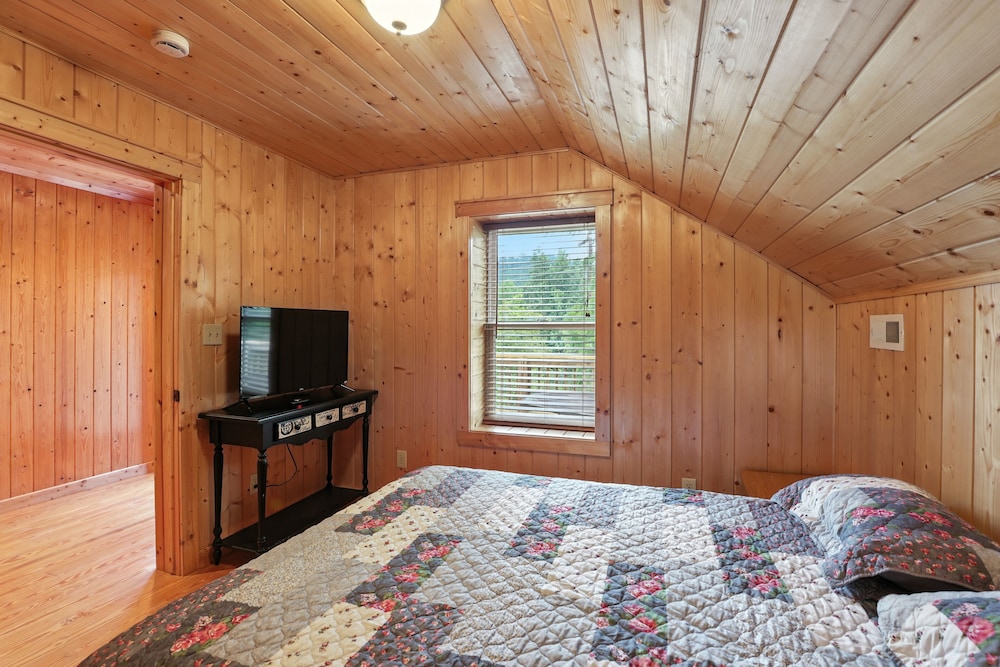 Secluded Mountain Retreat With Stunning Views 4 Bedroom Home