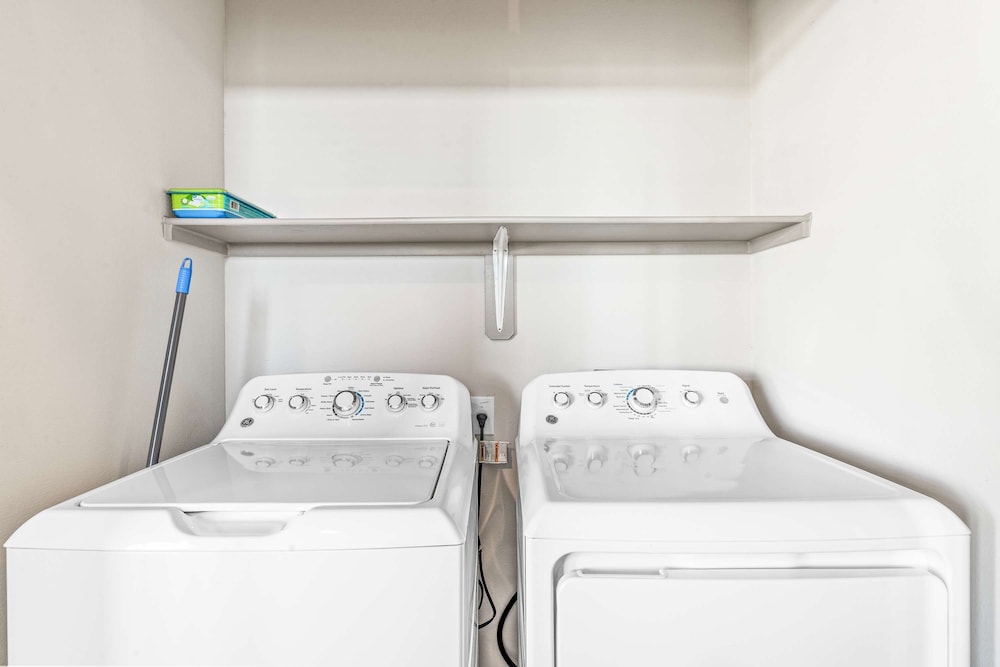 Homey 2BR Suite Close to Downtown w Fast Wifi