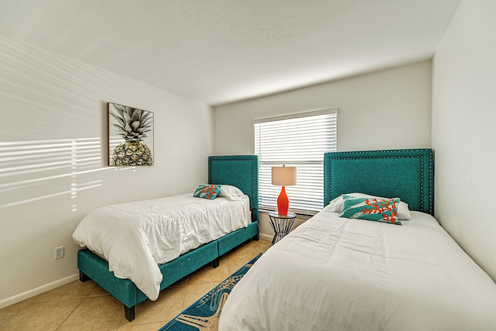 Oceanside Marco Island Retreat: Pool & Tennis!