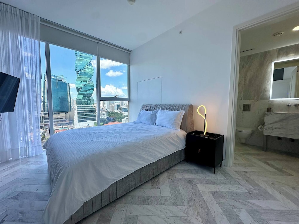 Luxury apt in Panama City 2 Rooms 3 Baths & Office
