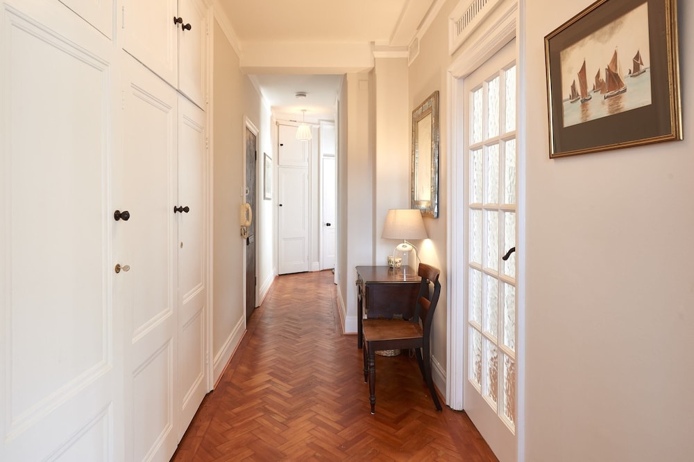 Sunny and Bright Flat, 2 Minutes From Hyde Park