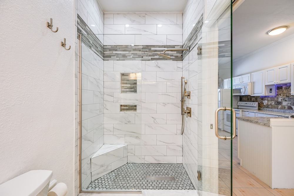 Sail + Soak: Naples Condo w/ Heated Pool Access