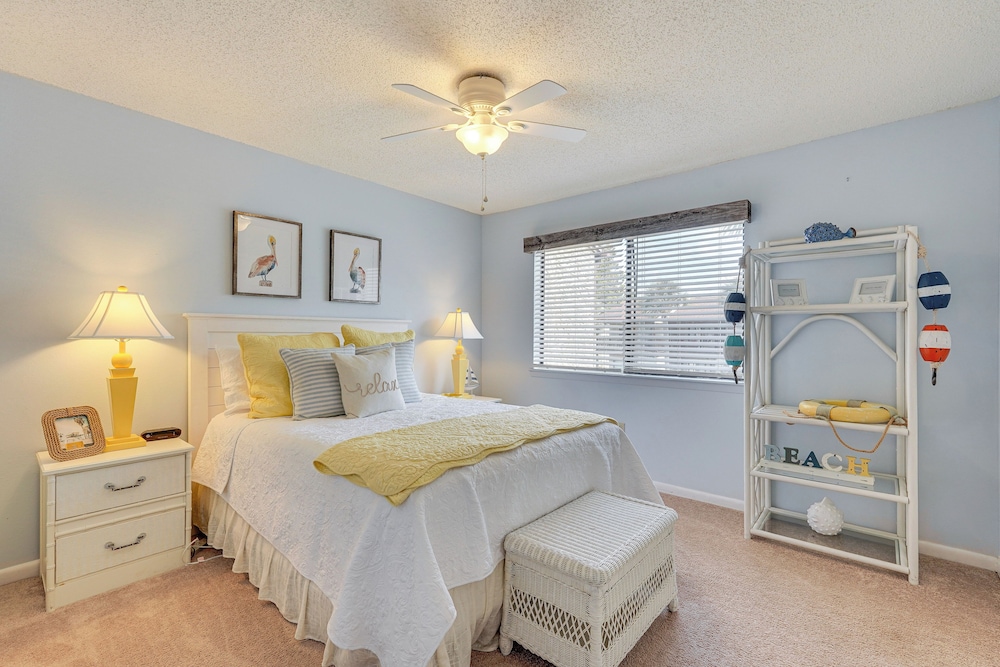 Breezy PCB Retreat w/ Balcony - Walk to Beach!
