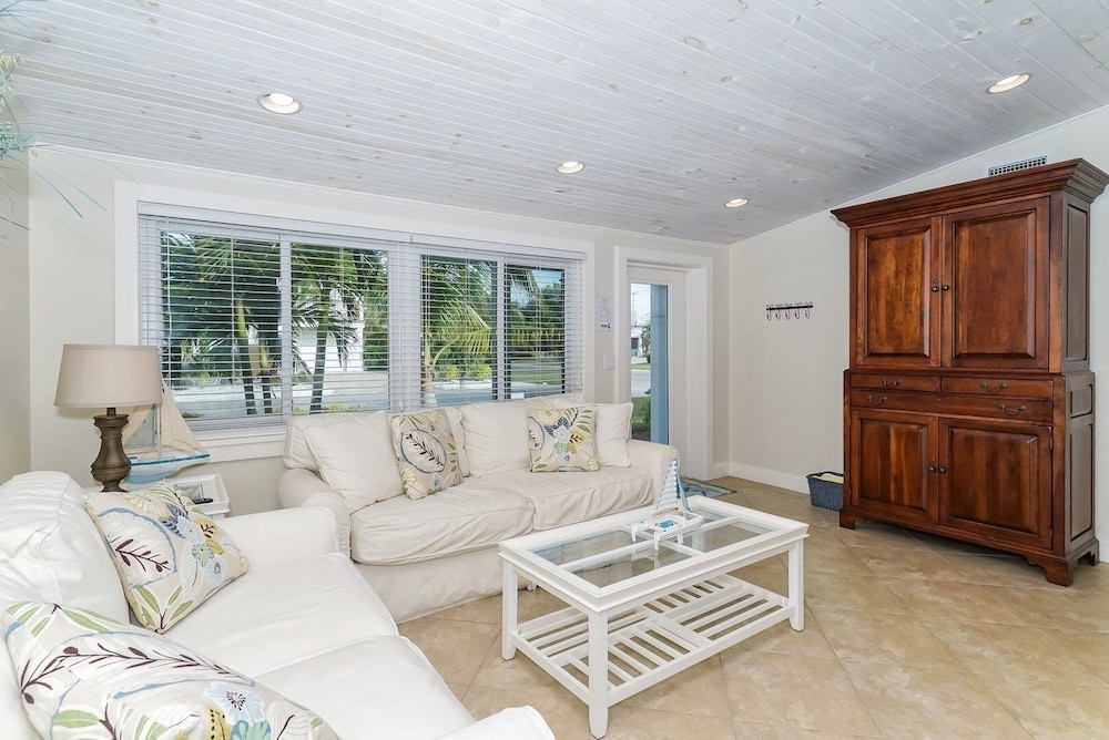 Ebb Tide 3 Bedroom Home by RedAwning