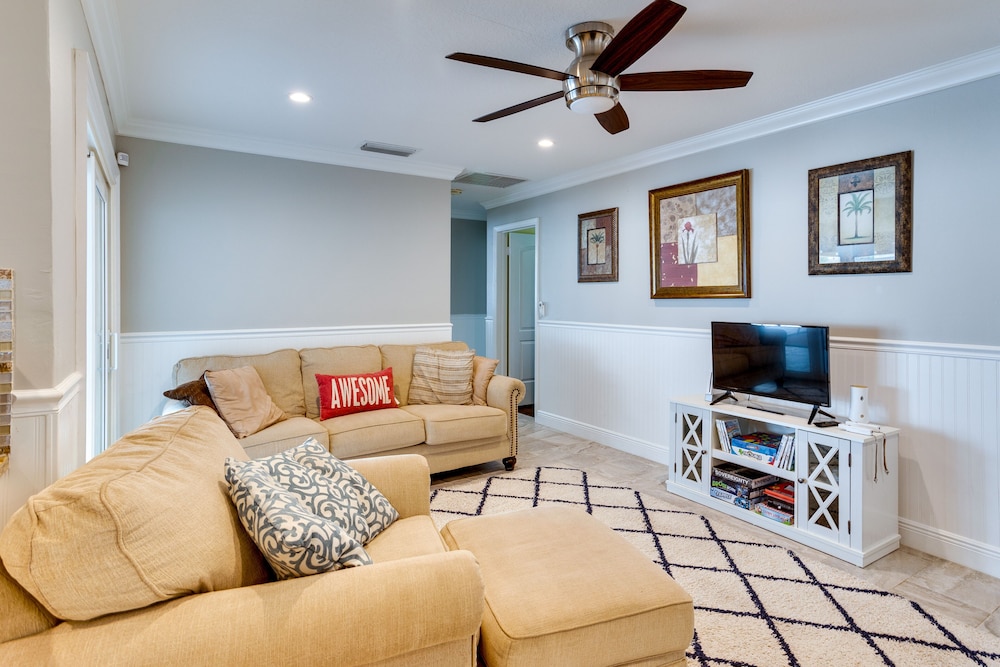 Tropical Florida Abode w/ Pool  Screened-in Patio - Property Image 17