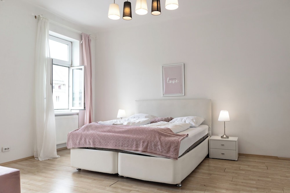 Elegant Room Shared Apt Heart of Vienna