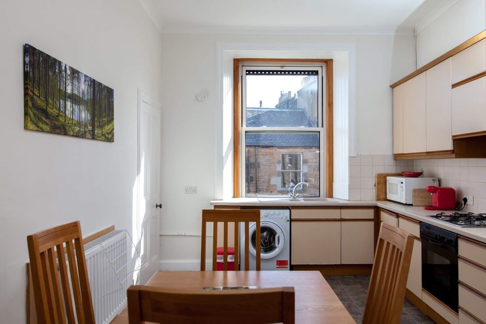Spacious and Bright Polworth Flat