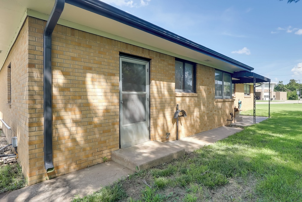 5 Mi to Zoo: Family Retreat in Wichita!