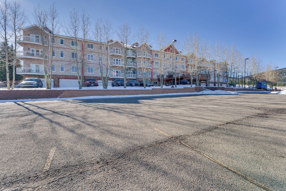 1 Mi to Skiing: Mtn-view Condo in Angel Fire!