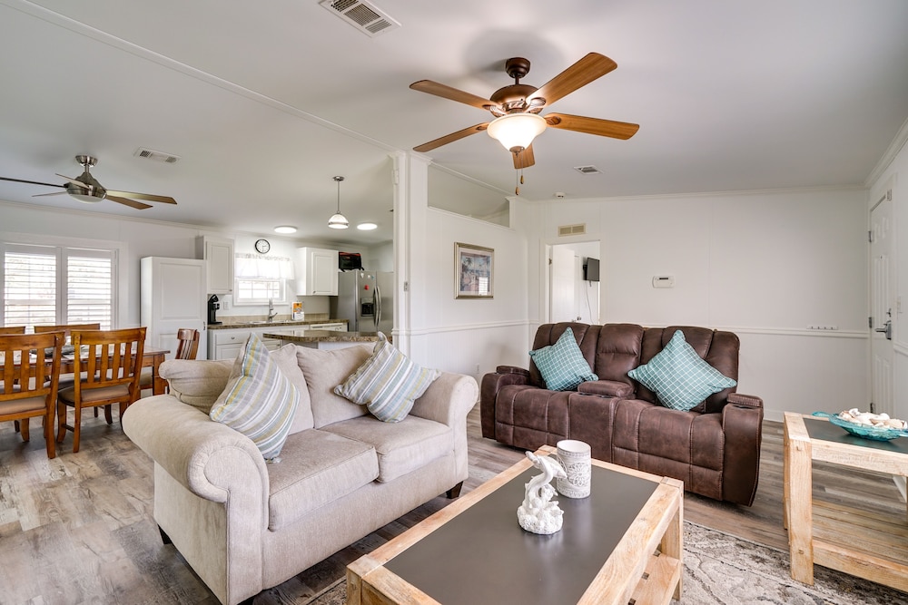 Sunny Fort Myers Home w/ Screened-in Porch & Grill