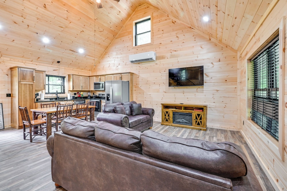 5 Mi to Mammoth Cave: Peaceful Retreat w/ Fire Pit