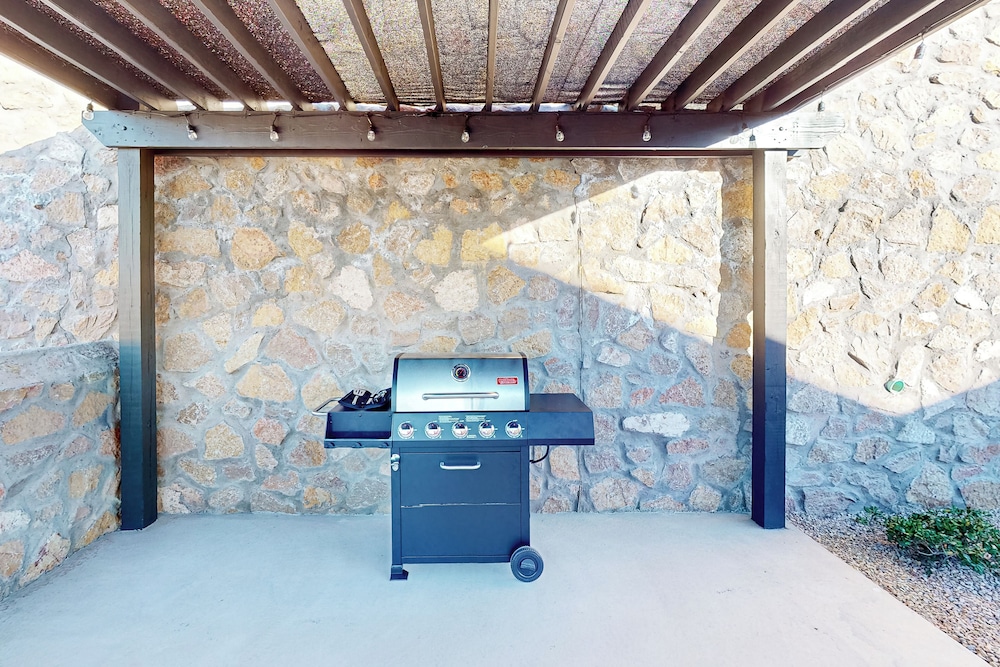 4BR w/ Private Yard, Outdoor Games, Grill, & W & D