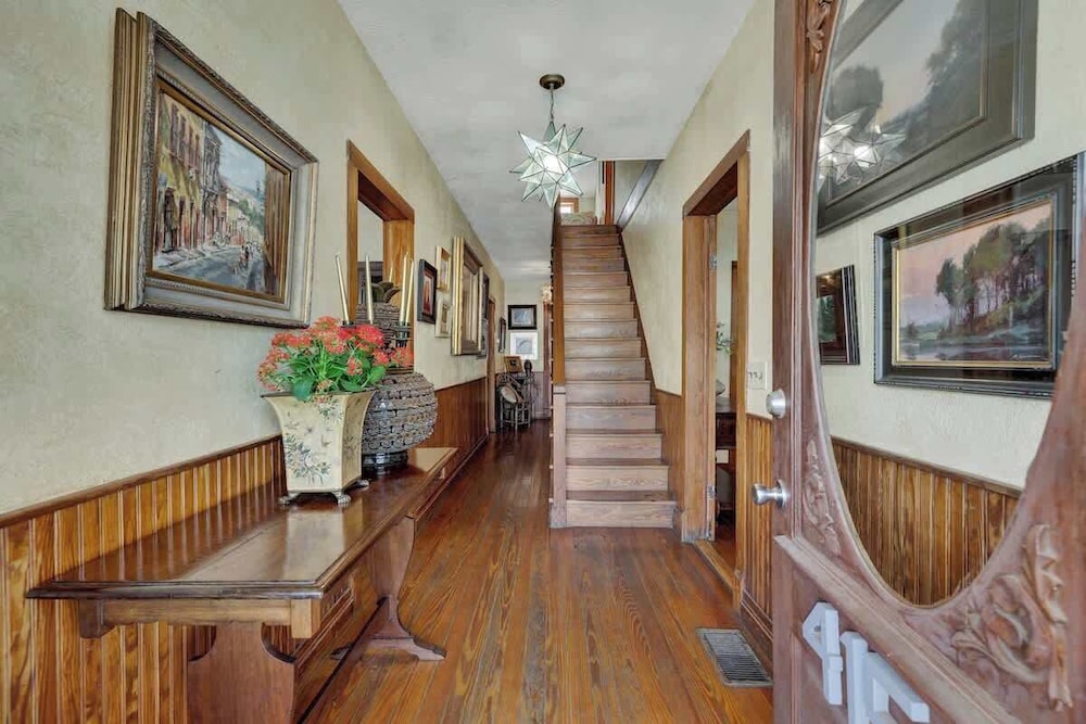 East Suite in Gillespie House -steps to Main Street!