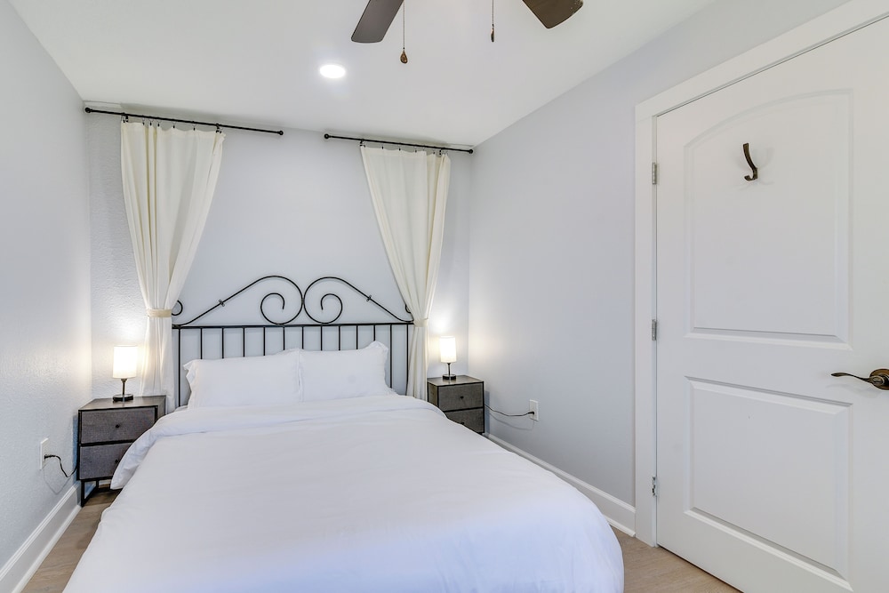 1 Mi to Pleasure Pier: Walkable Home in Galveston