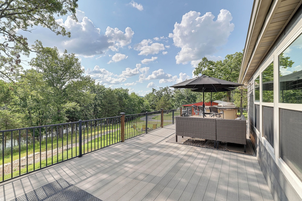 Outdoor Kitchen + Hot Tub: Table Rock Lake House
