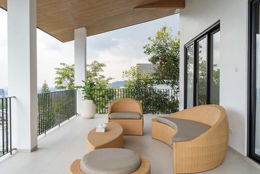 Sunrise City View Villa 9 Bedrooms with a Heated Private Swimming Pool view 5