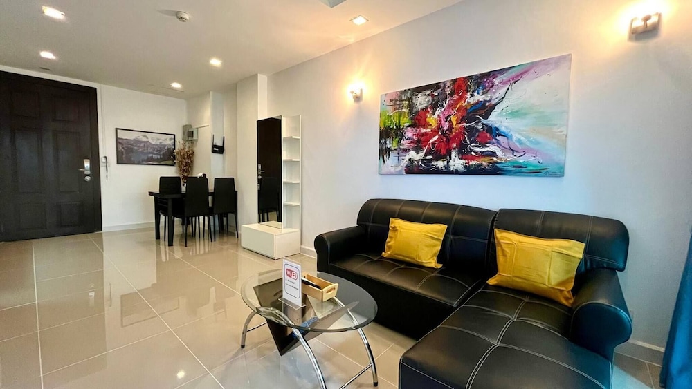 6-32 - 1 Bdr Condo With Balcony and Shared Pool