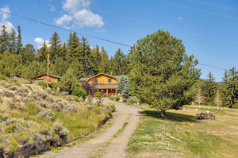 Stunning Mountain Views: Spacious Cabin in Dubois!