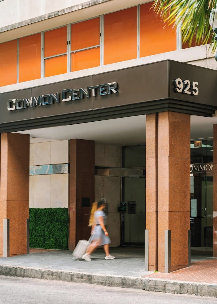 Stylish NOLA condos at 925 Common St - Image 1