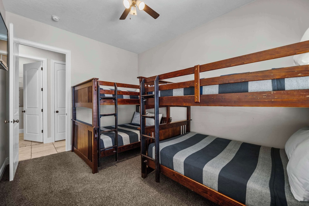Pool Paradise for Families - Condo for 12 w/ Resort-style Amenities