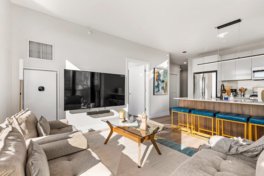 West Loop 3x 2BR Walk to Dining Gym Terrace