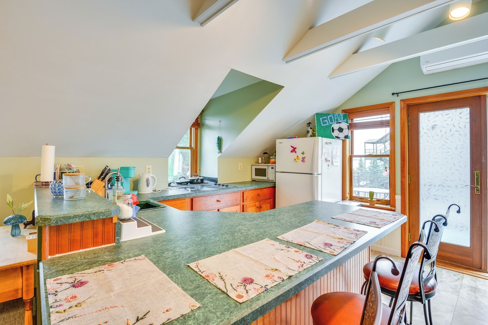 Walk to Marina: Dog-friendly Lake Ontario Studio