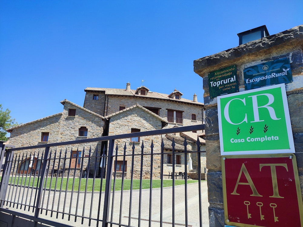 Casas Pirineo Aínsa: Historic Palace & Garden