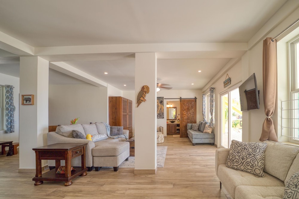 Lucky Duck Villa - Huge Beachfront Pool and Pier