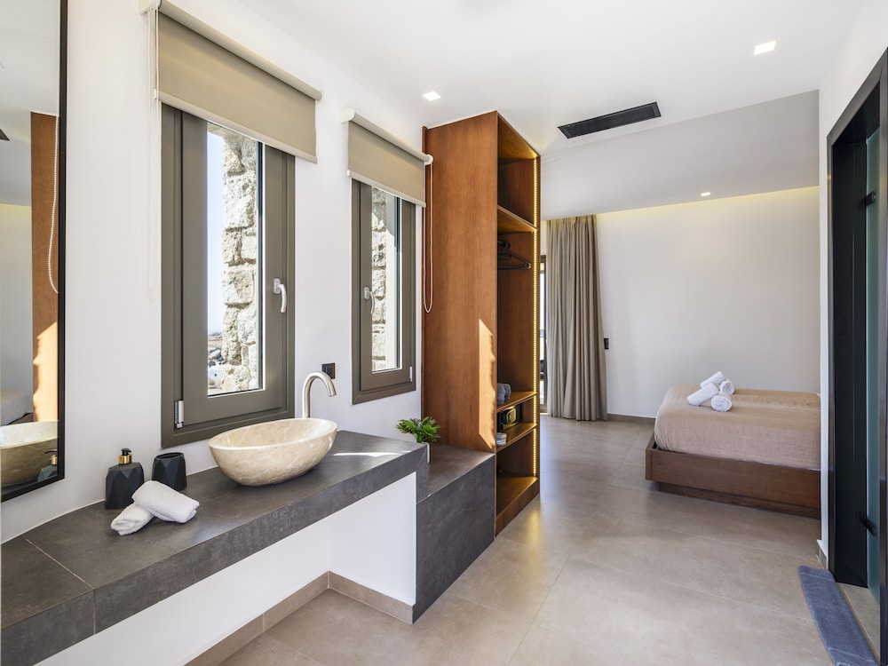 Evi Suites & Villas