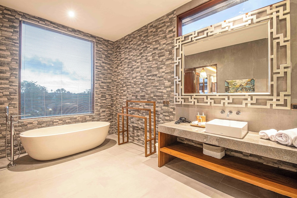 5-br Beach Villa in Canggu Overlooking Rice Fields