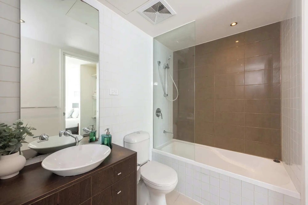 Central 2BR in Prime Carlton Location w/ Parking!