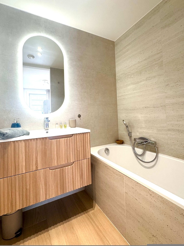 Spacious Bright Apartment Steps From the Beach i