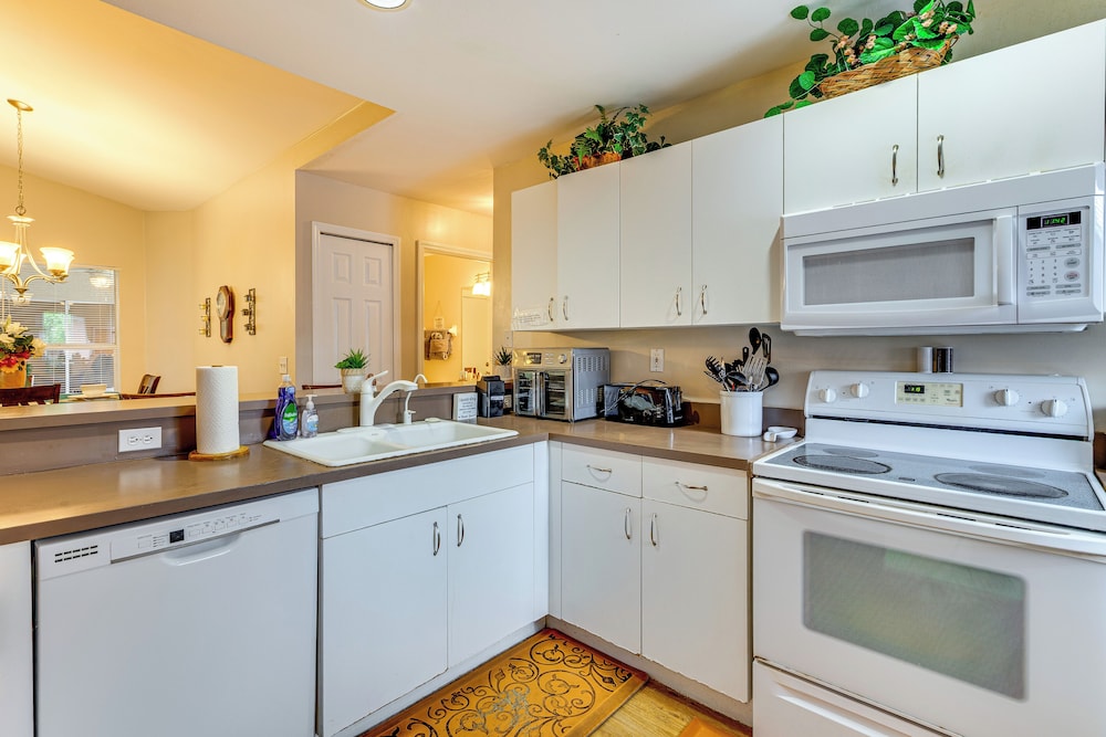 Family Home w/ Pet-friendly Yard in Fort Myers!